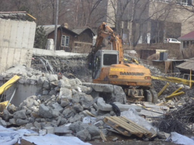 Иртышский пер., 5: работает дробильная техника. 05/04/2013